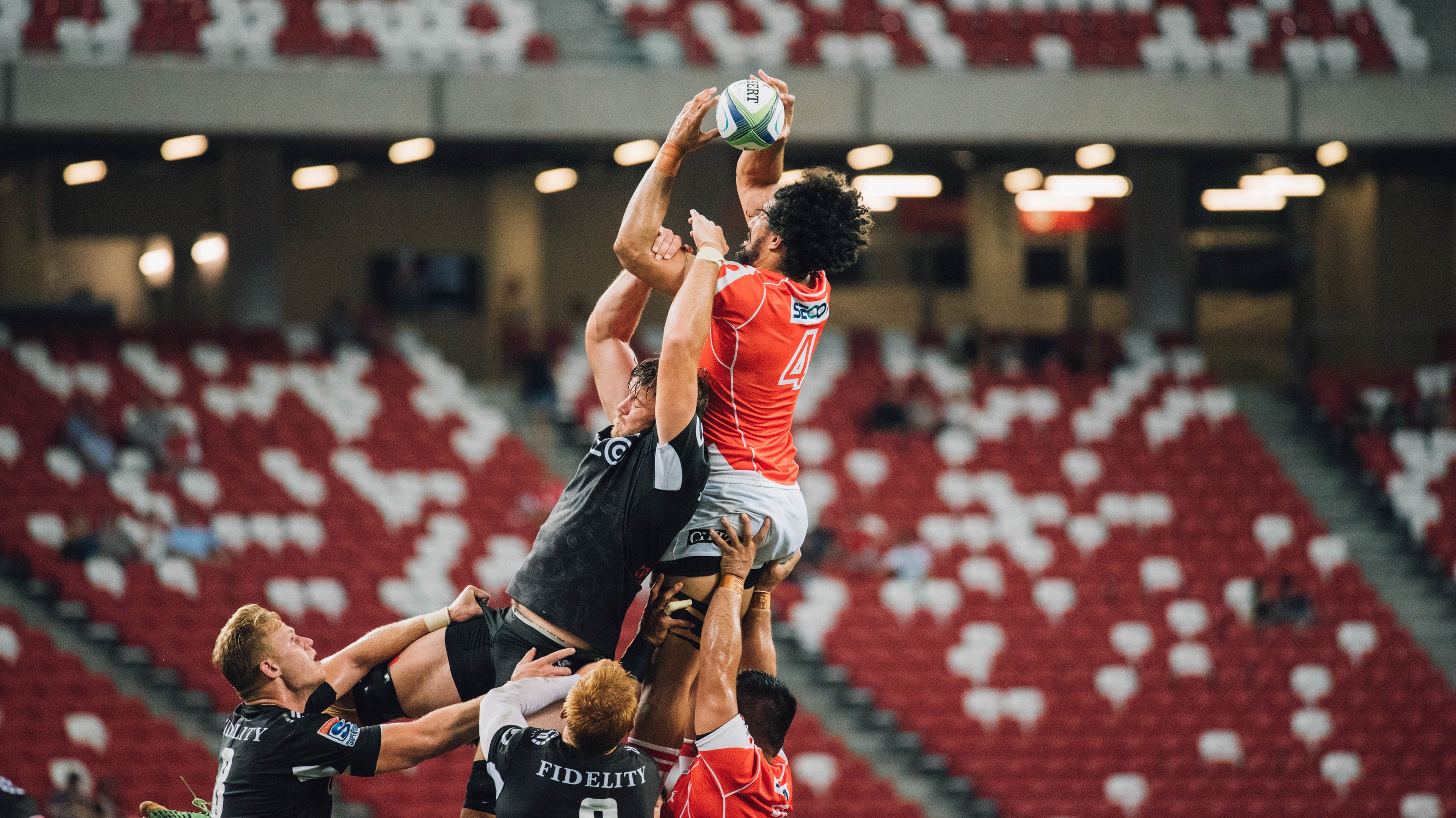 引擎的苏醒与骑士的火焰，一场赛车世界的双重奏